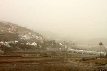 Una densa calima cubre el cielo de Telde (Foto Jesús Ruiz, TA y Antonio Rico)